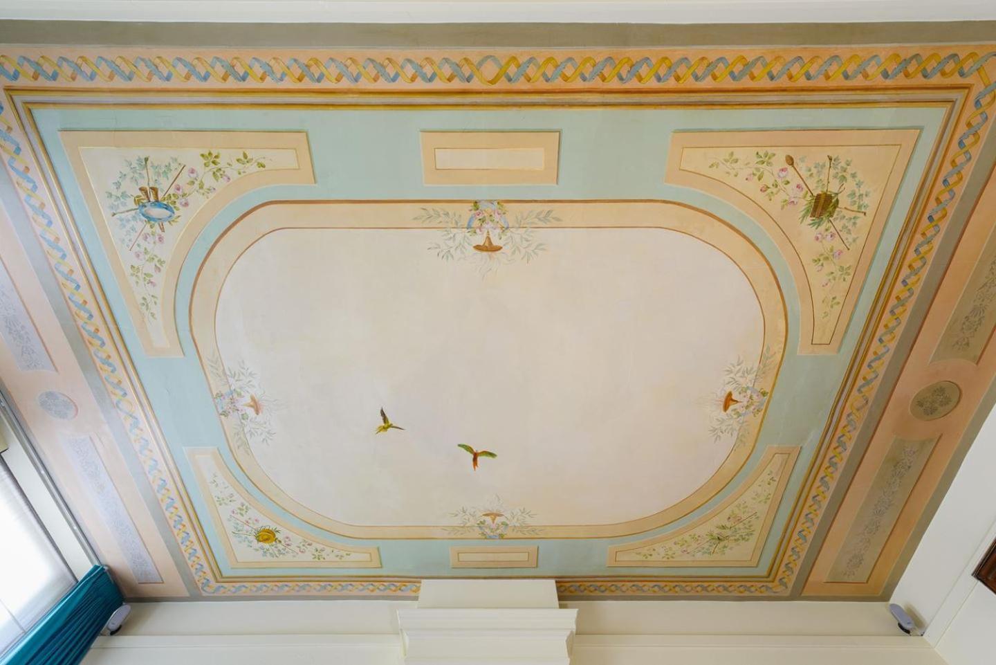 Large Historical & Canal Terrace Appartement