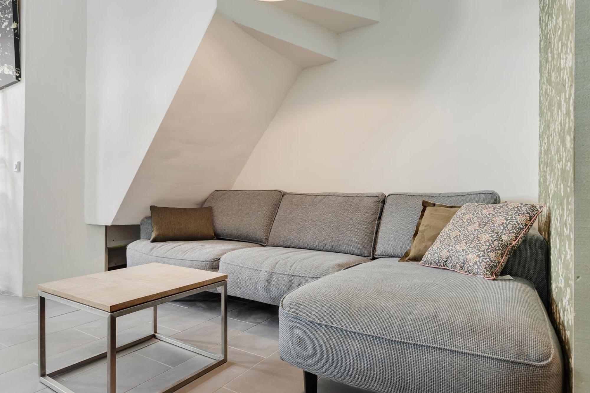 Beautiful In Vibrant Center Apartment *