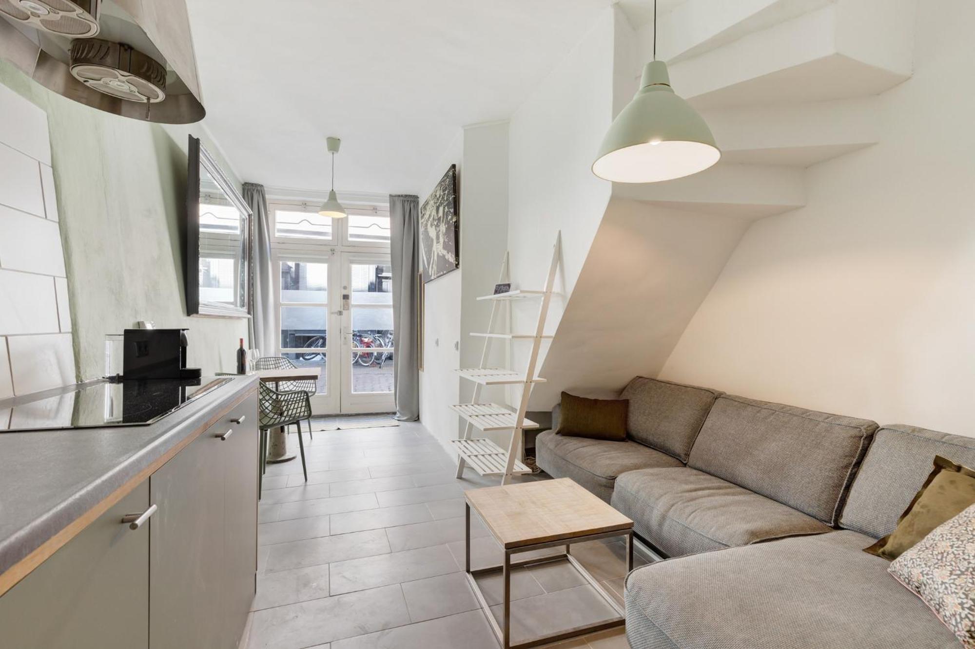 Beautiful In Vibrant Center Apartment