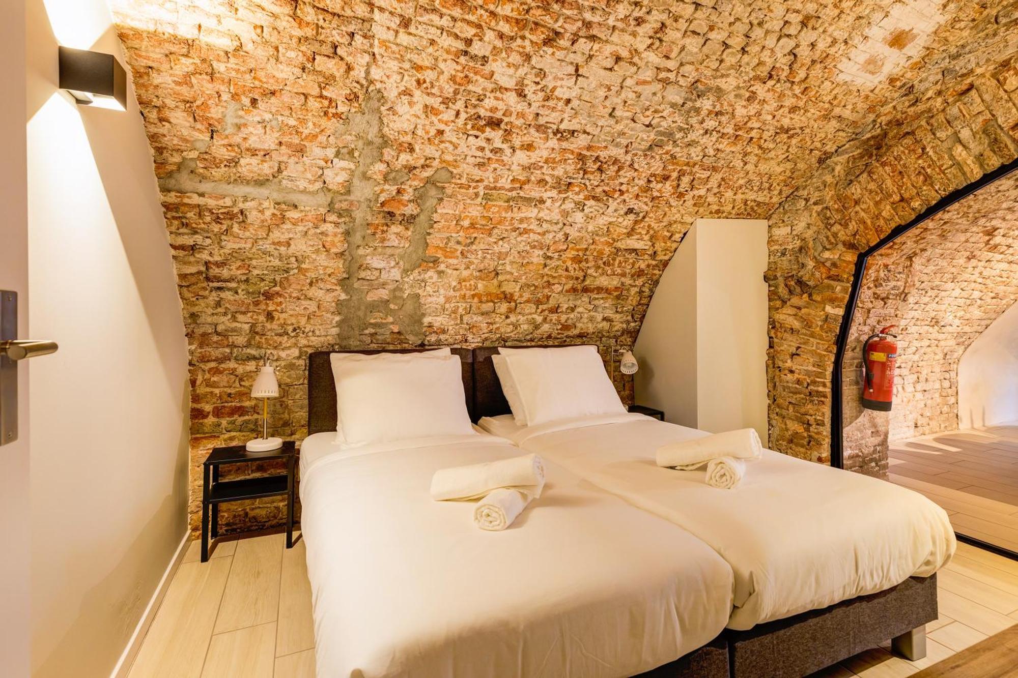 2 Luxurious Canal In Holiday home